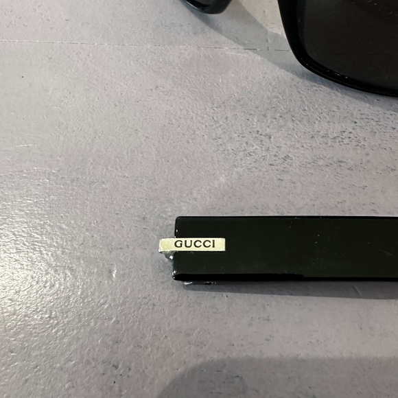 Gucci black sunglasses (need to be fixed) - Picture 5 of 8